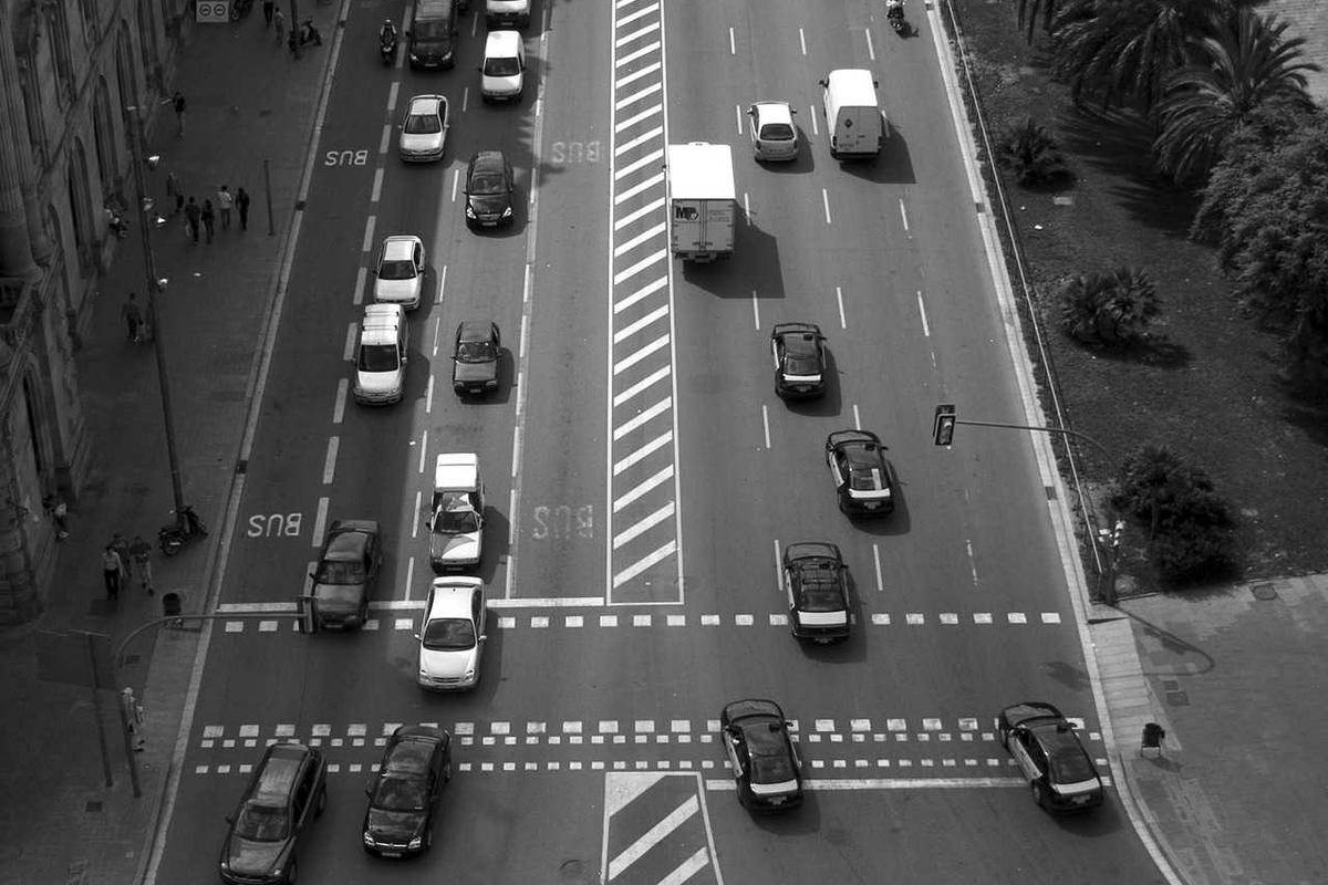 夜间道路与远处路灯